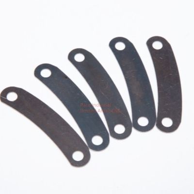 Kundenspezifisches Stanzen von Blechen, moderne industrielle Fertigung, Biegeprozess, Teile mit einer Toleranz von 0,1 mm