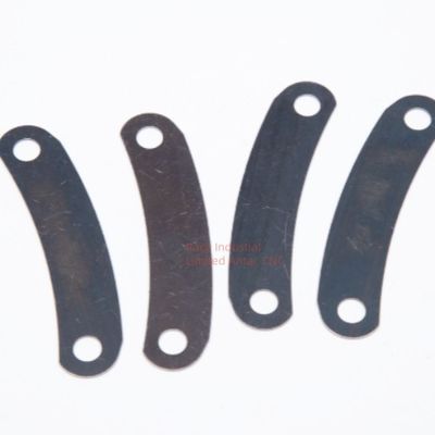 Kundenspezifisches Stanzen von Blechen, moderne industrielle Fertigung, Biegeprozess, Teile mit einer Toleranz von 0,1 mm