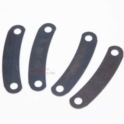 Kundenspezifisches Stanzen von Blechen, moderne industrielle Fertigung, Biegeprozess, Teile mit einer Toleranz von 0,1 mm